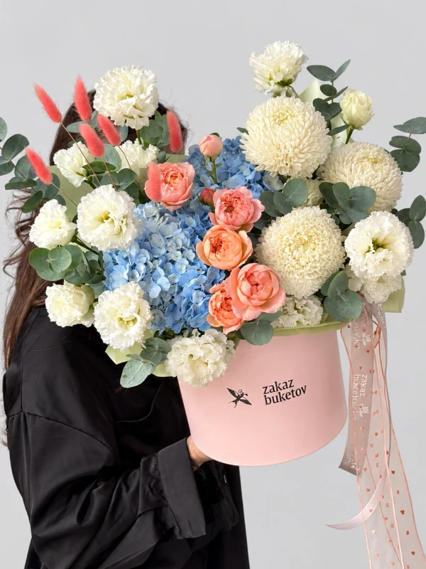 Композиция "Pearl Glow" M — «Pearl Glow M» — выразительная композиция в коробке из 4 эустом, 3 хризантем, 2 гортензий, 1 розы и 1 ветви…